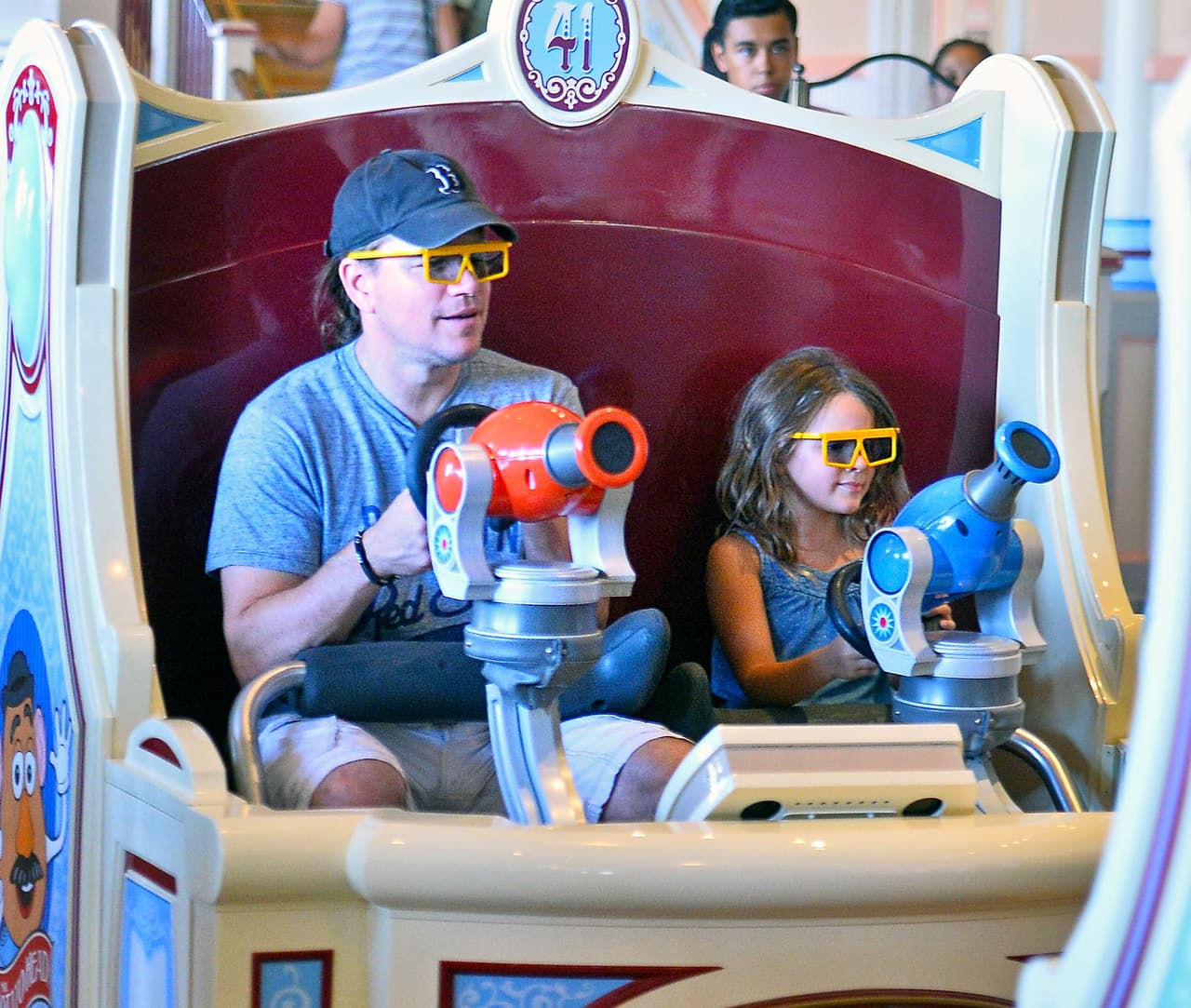 Resulta que son extensiones de cabello, y se le hace más fácil dejárselas todo el tiempo.