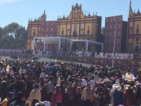 Miles de fieles se dieron cita en San Cristóbal de las Casas, Chiapas para escuchar la misa del papa Francisco.