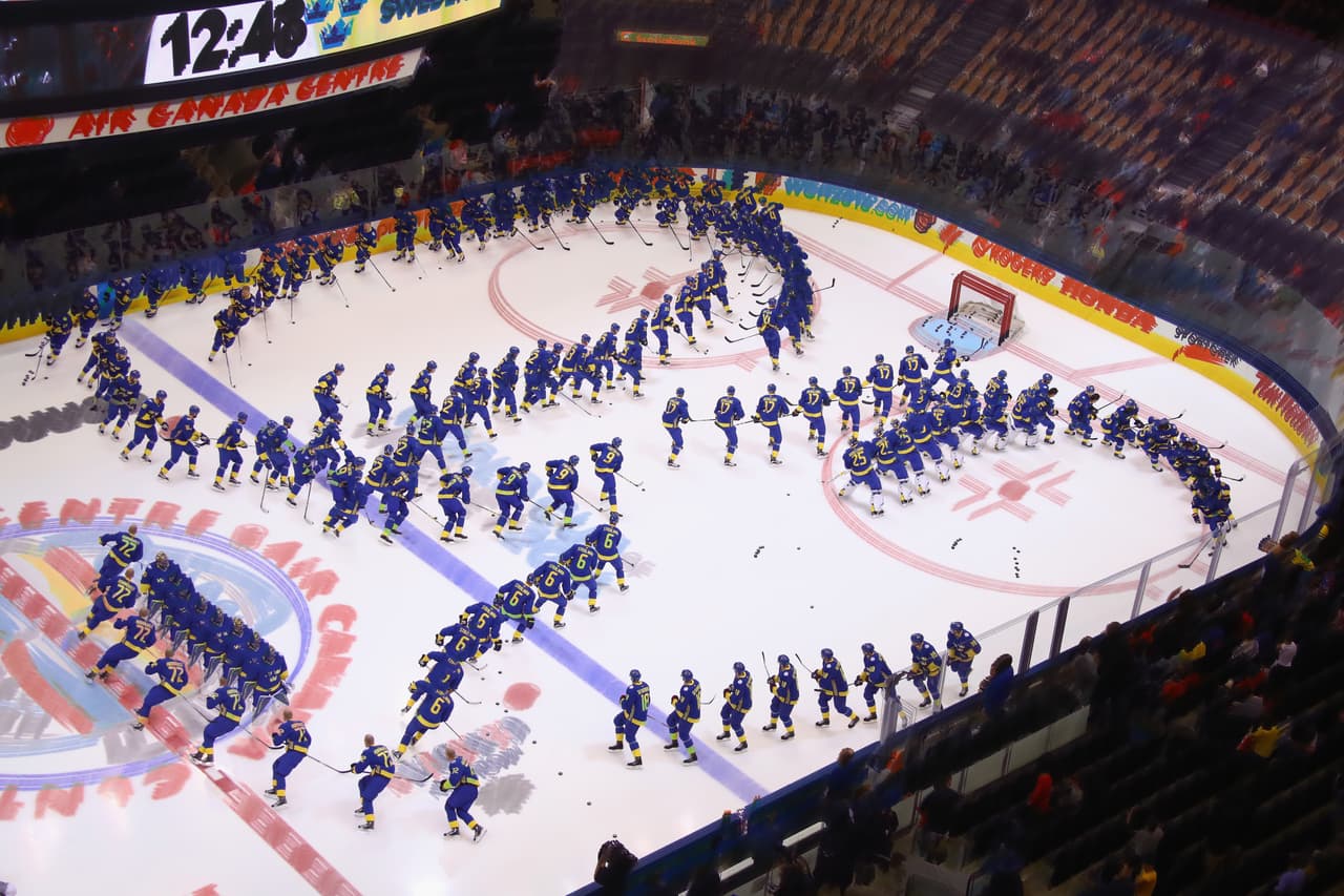 Una fotografía captada con multiexposiciones muestra al equipo de hockey de Suecia en diferentes momentos durante un calentamiento en el Centro de Air Canada en Toronto. Literalmente, ocupan toda la cancha.