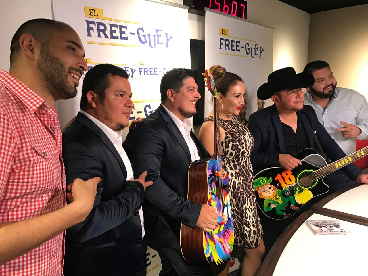 El Compa Ivan, El Tambochi y La Bronca se tomaron fotos, cantaron y hablaron de todo un poco con el compositor sinaloense.