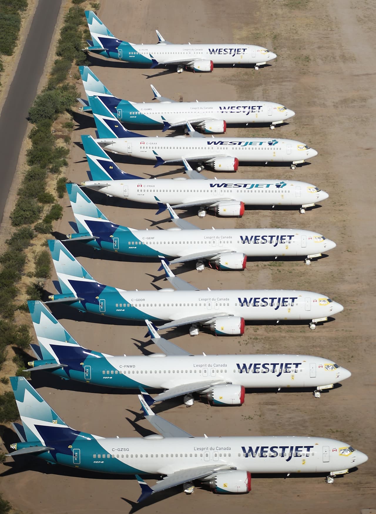 Una fila de aviones de WestJet se observa en las instalaciones de Pinal Airpark en Marana, Arizona.