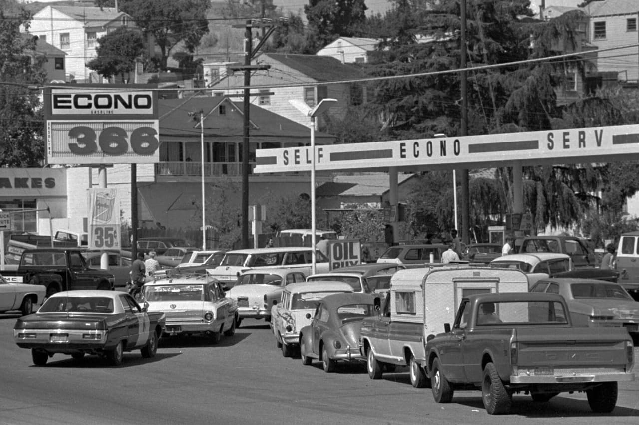 Una foto de archivo de AP en la que se ve una fila de autos en una gasolinera en Martínez, California, el 21 de septiembre de 1973. En ese tiempo se produjo un período de bajo crecimiento y alta inflación conocido como estanflación.