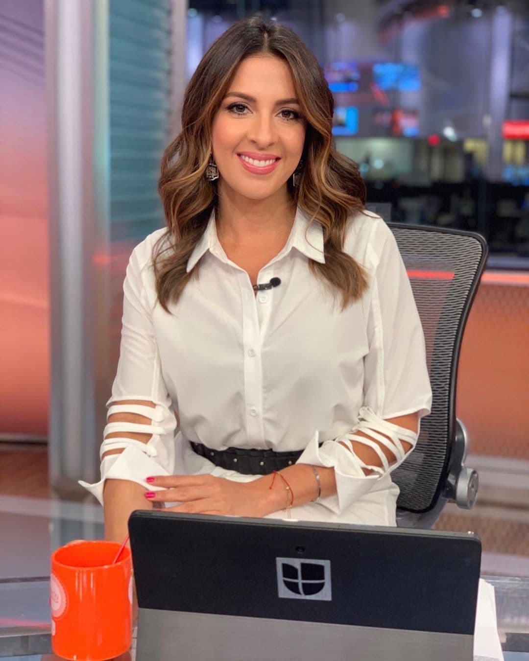 Maity Interiano es el nombre con el que llamamos cariñosamente a la periodista y conductora del programa, pero su nombre completo es María Teresa Interiano Medina.
<br>