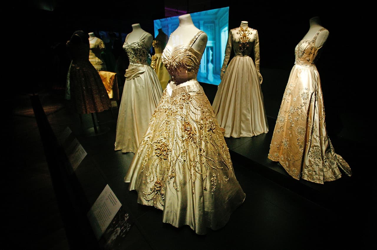 "Varias prendas de ropa interior de la reina Victoria salen al mercado. Hace algunos años, vendí un par de sus calzoncillos y ganaron 
<b><a href="https://www.univision.com/entretenimiento/realeza/subastan-carta-romantica-de-la-reina-isabel-video" target="_blank">6,000 libras esterlinas</a></b> (7,764 dólares)".
<br>