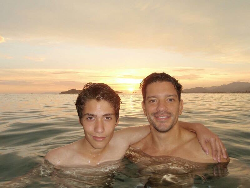 Con 19 años de diferencia estos dos galanes, lejos de parecer padre e hijo, son como hermanos, pues el parecido físico es sorprendente. Además de que 
<b>Yahir</b> tiene 39 años de edad pero aparenta tener menos.