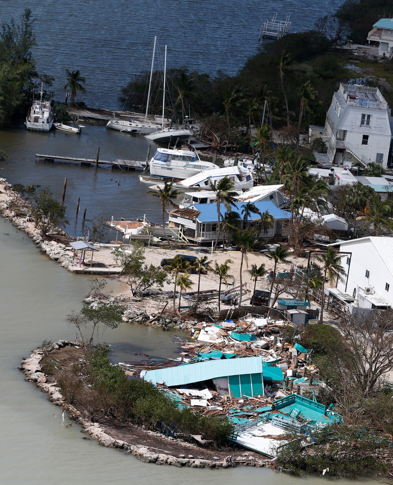 El sistema de Los Cayos, una hilera de pequeñas islas al sur de la península pertenecen a dos condados, el de Miami-Dade y el de Monroe. En la imagen, edificaciones destruidas en Key Largo.