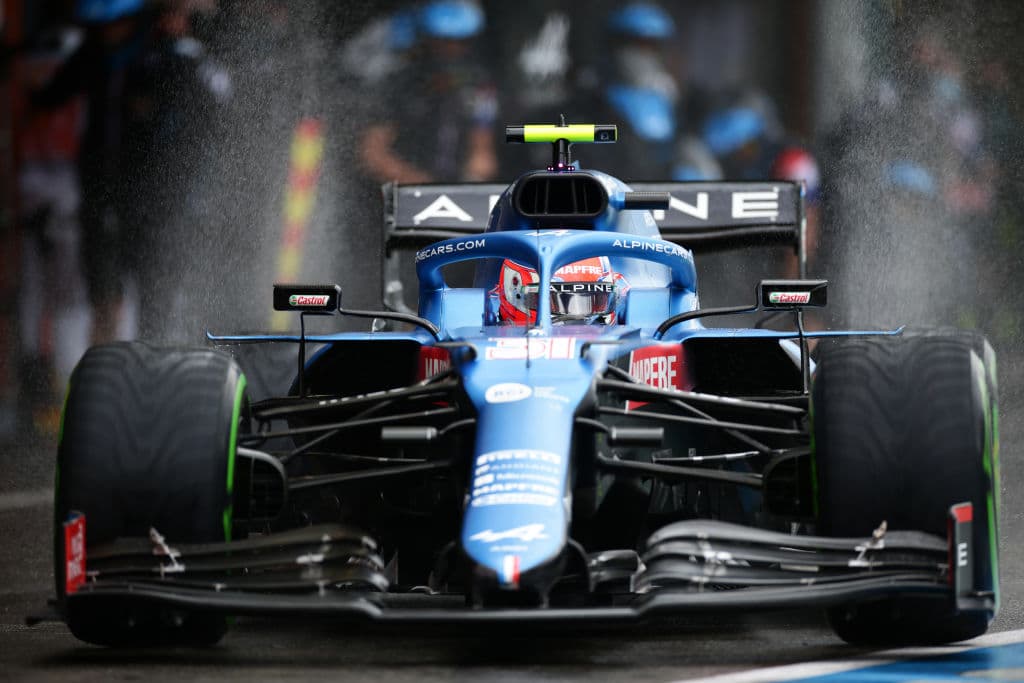 Max Verstappen aseguró la pole position con un tiempo de 1:59.765, sorpresivamente el piloto que consiguió el segundo mejor tiempo fue el británico George Russell con 2:00.086 y en la tercera plaza quedó el heptacampeón de la Fórmula 1, Lewis Hamilton, con un tiempo de 2:00.099.