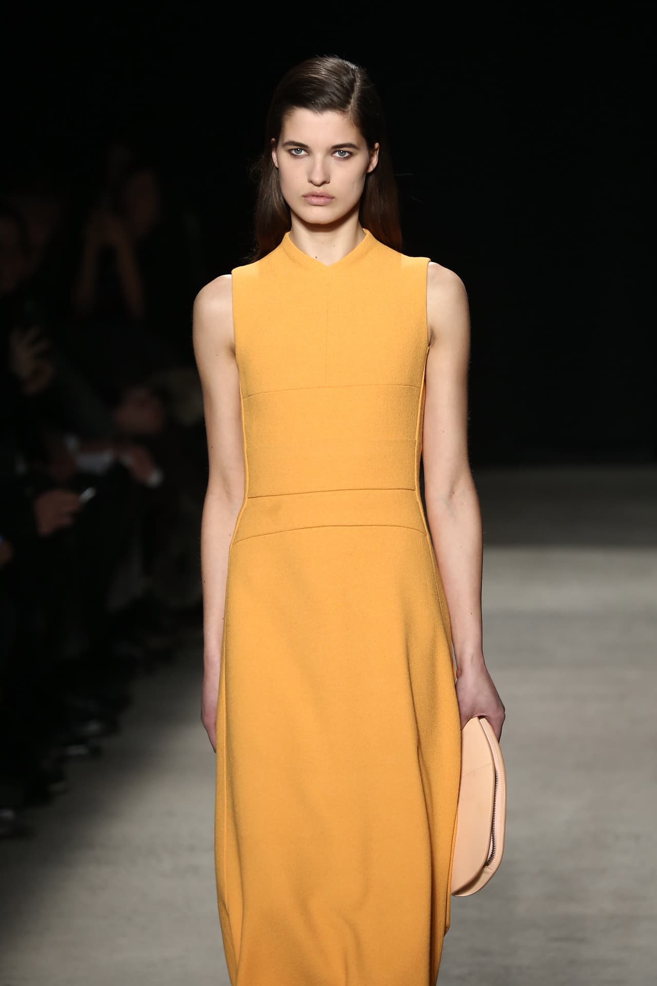 Lo creó el cubano-americano 
<b>Narciso Rodriguez </b>para su colección 
<b>Fall 2015</b>. Se vendió inicialmente por 
<b>2,095 dólares (pero en Black Friday se vendió por 628 dólares).</b>