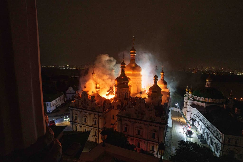 Las imágenes de la destrucción: Rusia daña gravemente una catedral del siglo XI en un bombardeo en Kiev 