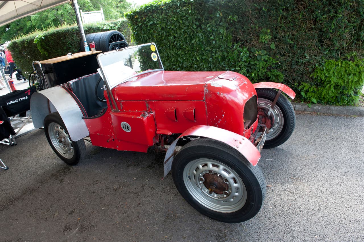 <b><u>Lotus Mark II (1949-1950)</u></b>
<br>El Mark 2 tambien estuvo basado en chasis del Austin Seven, pero fue competitivo durante las carreras y se mantuvo legal para rodar en las calles. La obsesión de Chapman con la reducción de peso se manifestó por primera vez en este vehículo, reemplazando las barras transversales solidas por tubulares. El segundo producto de Lotus de 510kg consiguió 4 victorias y múltiples podios.
<br>El 3 de junio de 1950 Chapman participó en una carrera en Silverstone. Tuvo un buen resultado (ganándole a un Bugatti Tipo 37), a partir de ese momento el fundador de Lotus decidió participar en la temporada completa de 1951. EL Lotus Mark 2 de 25-30hp aparecio en la película/comedia ‘Brothers in Law’ de 1957. Hoy el Mark 2 es propiedad del coleccionista Nigel Halliday.