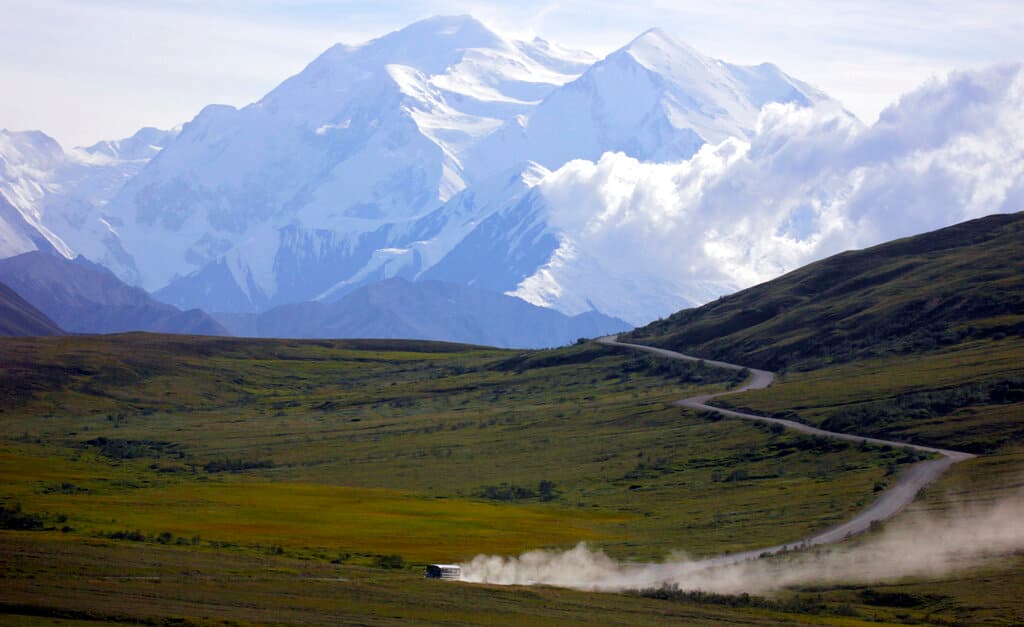 Parque Nacional Denali, en Alaska: al fondo se ve la montaña Denali, el pico más alto de EEUU.