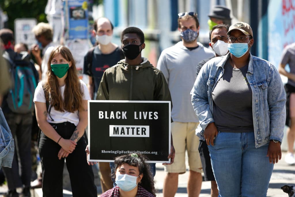 Tanto la alcaldesa como el gobernador le
<b><a href="https://www.univision.com/noticias/politica/regresa-a-tu-bunker-alcaldesa-de-seattle-le-responde-a-trump-por-sus-criticas-sobre-manejo-de-protestas" target="_blank">respondieron al presidente</a></b>.
<b>"Haz que todos estemos seguros. Regresa a tu búnker #BlackLivesMatter”, </b>se lee en el tuit de Durkan, en referencia a la noticia de que cuando las protestas estallaron en Washington DC, Trump se refugió en el búnker de la Casa Blanca.