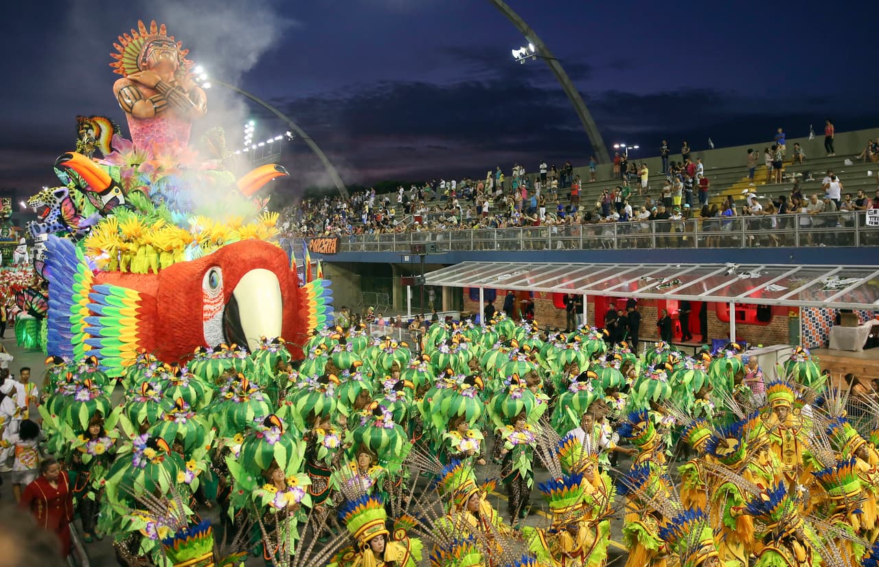 <b>Brasil</b>. Los elaborados trajes y carrozas de Las principales escuelas de samba del país desfilan para el público en las gradas del sambódromo, una especie de estadio donde se presentan las escuelas de samba en Río de Janeiro.