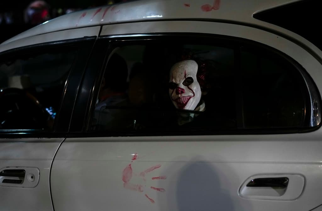 <b>Asegúrate siempre de que las decoraciones estén firmemente sujetas para no generar distracciones </b>ni accidentes, y para que no se caigan en pleno movimiento.