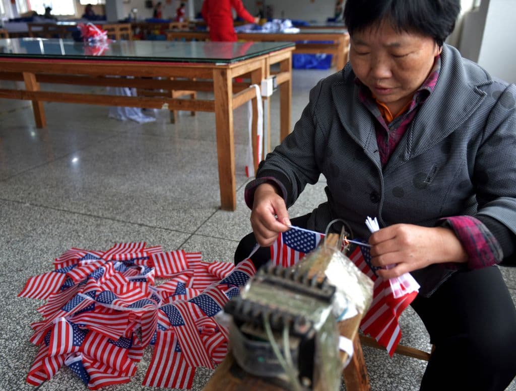 En el primer día de visita empresas chinas y de Estados Unidos firmaron una veintena de acuerdos comerciales por valor de 9,000 millones de dólares. Desde hace días empleados de una fábrica de en Wuyi en la provincia oriental de Zhejiang preparaban banderas para la visita.