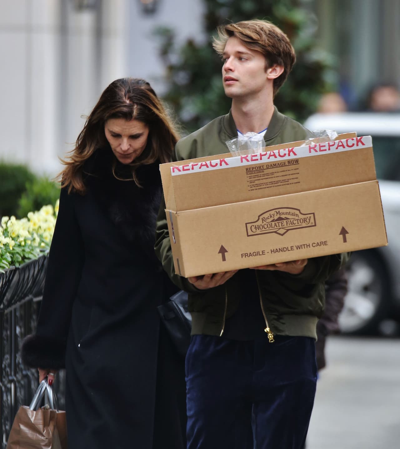 Esto se debe a que Patrick está grabando una película en Vancouver.