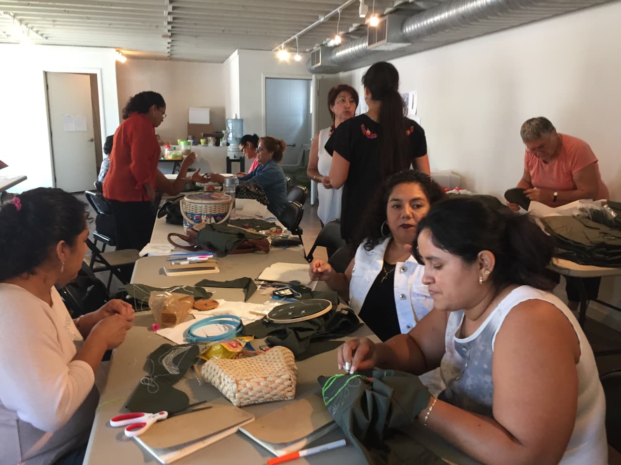 Miembros de la comunidad forman parte de este proyecto artístico colectivo