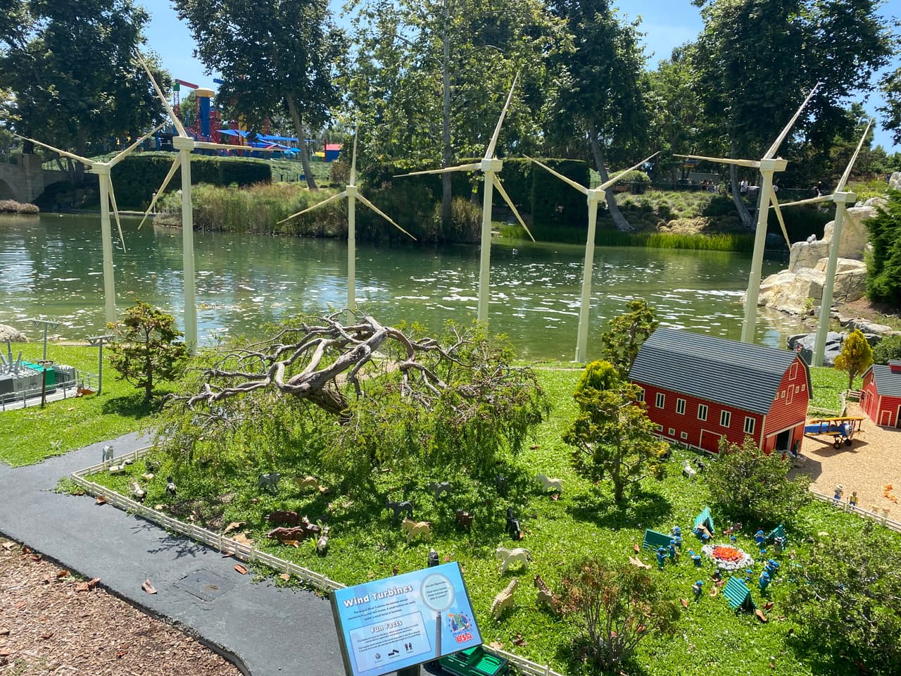 Esta zona recrea el área de los molinos de vientos en California.