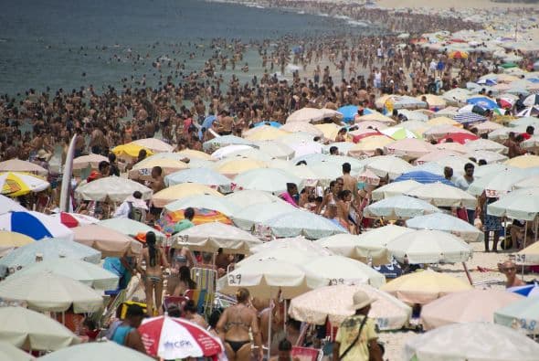 Las playas Río de Janeiro estaban llenas a pocos días del fin de año, cuando se espera una multitud de visitantes para el famoso 'Reveillon' de la noche del 31 de diciembre.