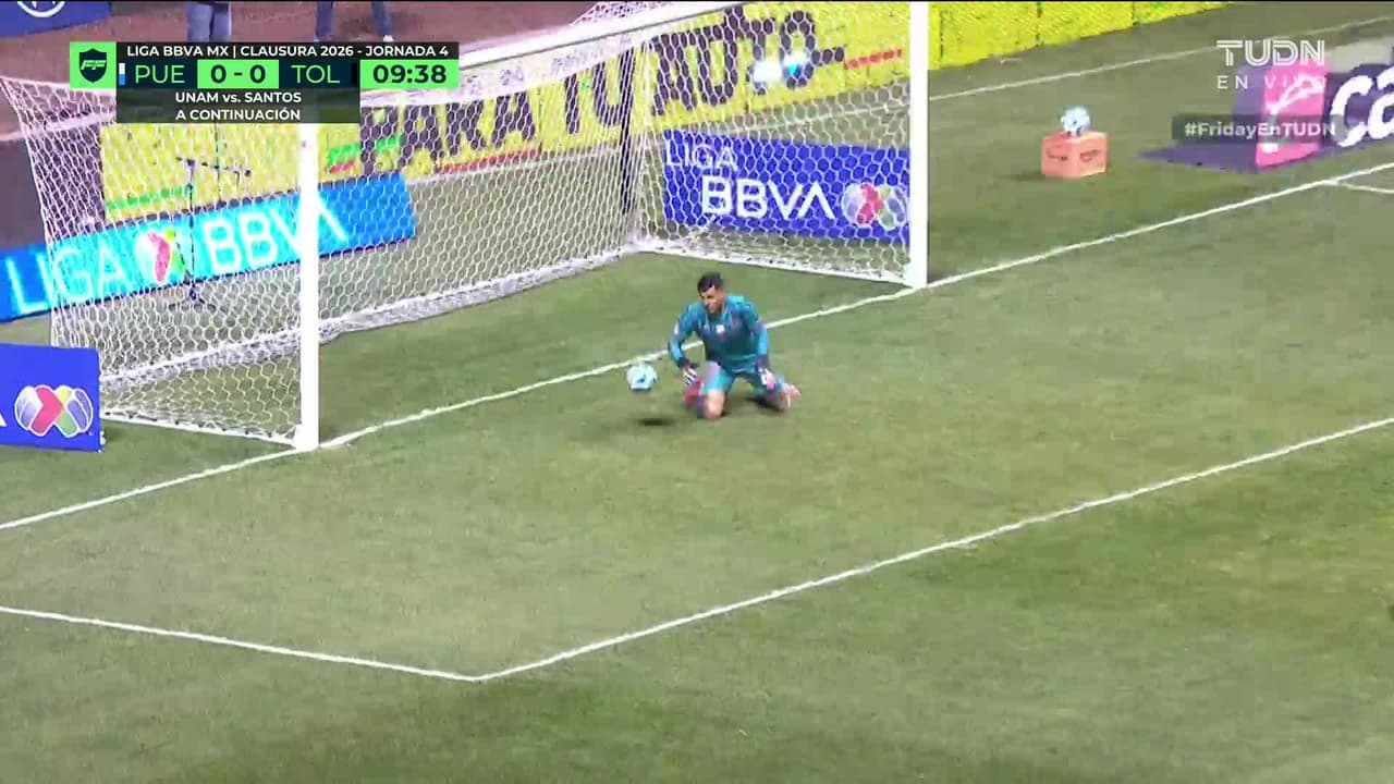 ¡Tremenda reacción! Luis García evita el gol tras fierrazo de Carlos Baltazar