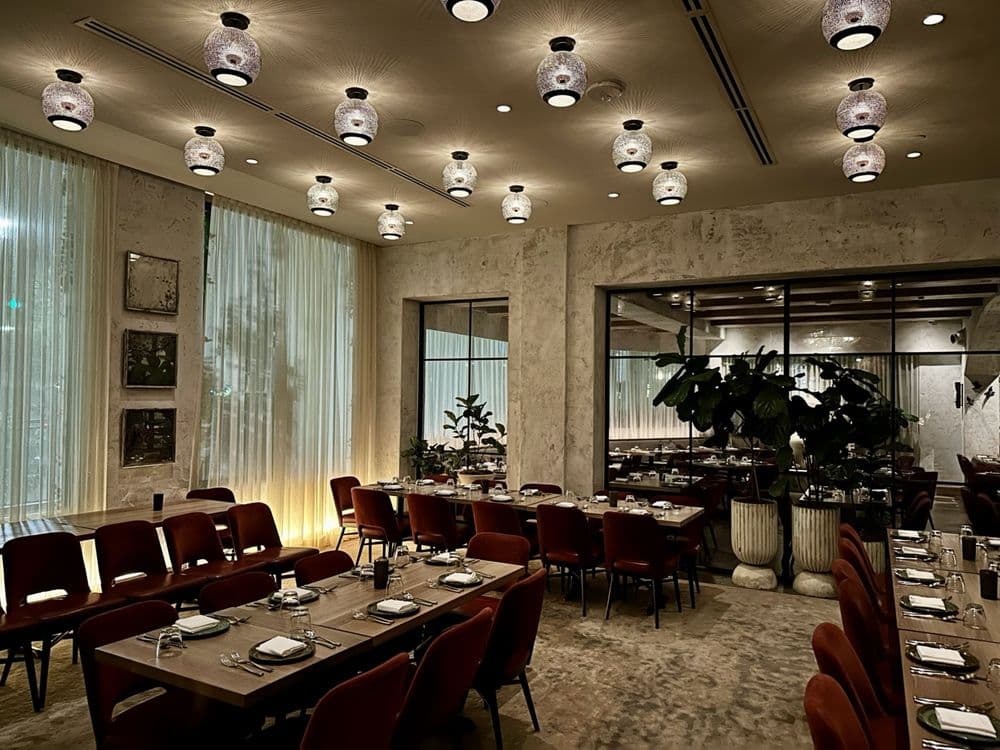 <b>Rumi's Kitchen - Colony Square</b>
<br>
<b>Dirección</b>: 1175 Peachtree St NE Ste 130. Atlanta, GA
<br>
<b>Teléfono</b>: (404) 777-9807
<br>
<b>Sitio web</b>: 
<a href="https://www.rumiskitchen.com/">https://www.rumiskitchen.com/</a> 
<br>
<b><a href="https://www.yelp.com/map/rumis-kitchen-colony-square-atlanta">Cómo llegar</a></b>
<br>
<br>Una usuaria dijo en Yelp que era el “lugar perfecto para una cita nocturna o una copa con las amigas. La comida es increíble y el servicio fue perfecto”.