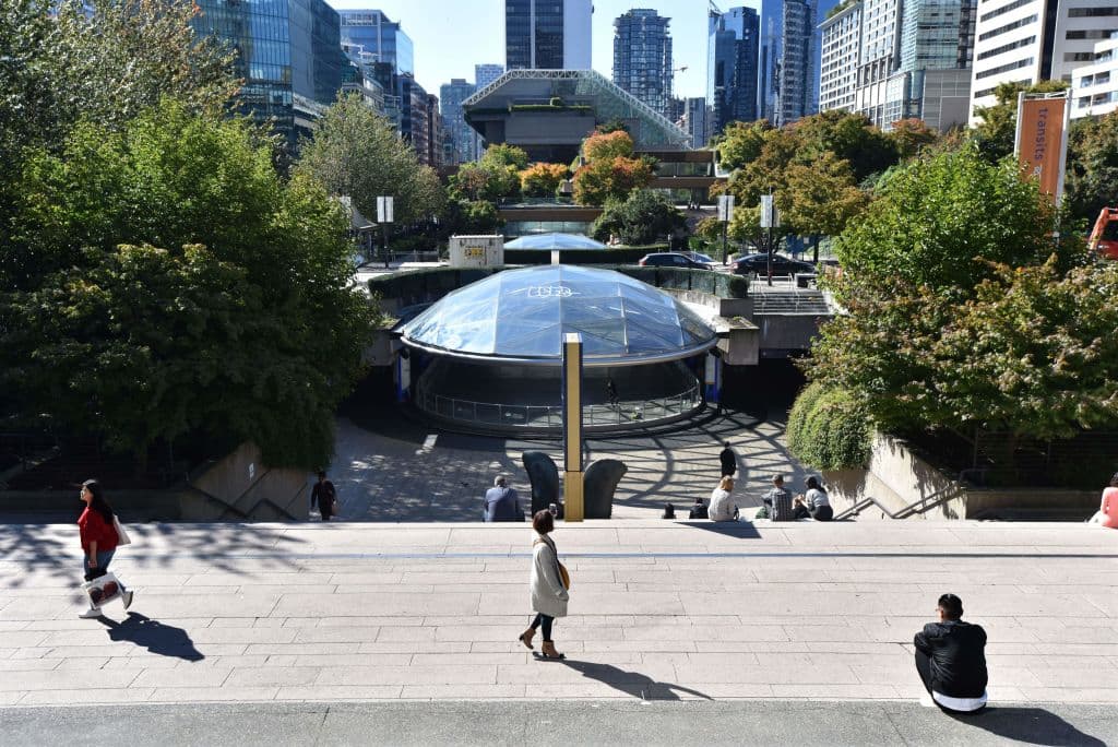 <b>5. Vancouver, Canadá.</b> La ciudad más grande del oeste de Canadá destaca por su rica oferta de restauración y ocio nocturno. Además, está rodeada de bosques, bahías y montañas que la convierten en una metrópoli paradisíaca.