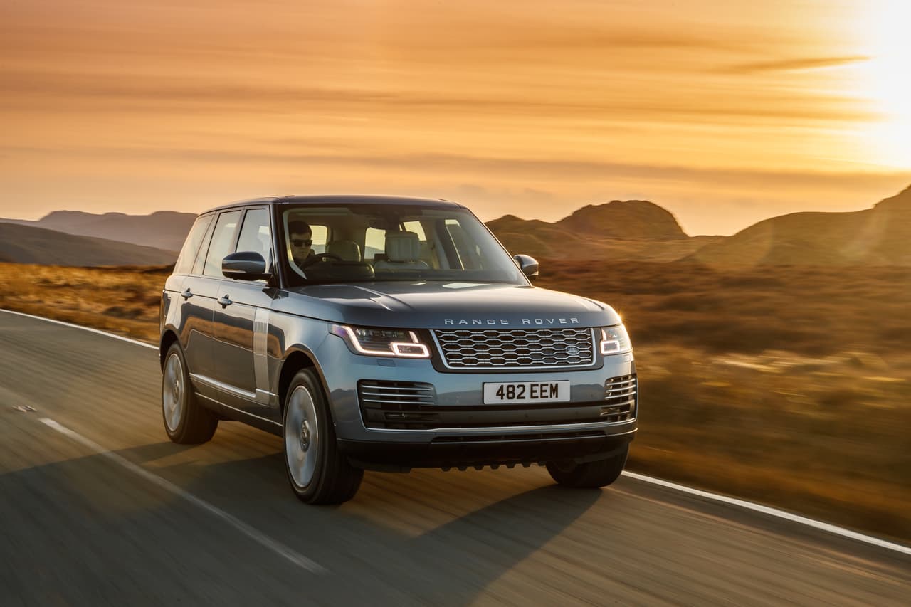 Le sigue la 
<b>Land Rover Range Rover</b> en la tercera posición con 
<b>6 estados</b> nombrándolo el ‘carro soñado’. Una SUV para conquistar los terrenos más desafiantes rodeado de funcionalidades y características de lujo.
<br>
<br>
<b>Precio inicial de la Land Rover Range Rover:</b> $90,900