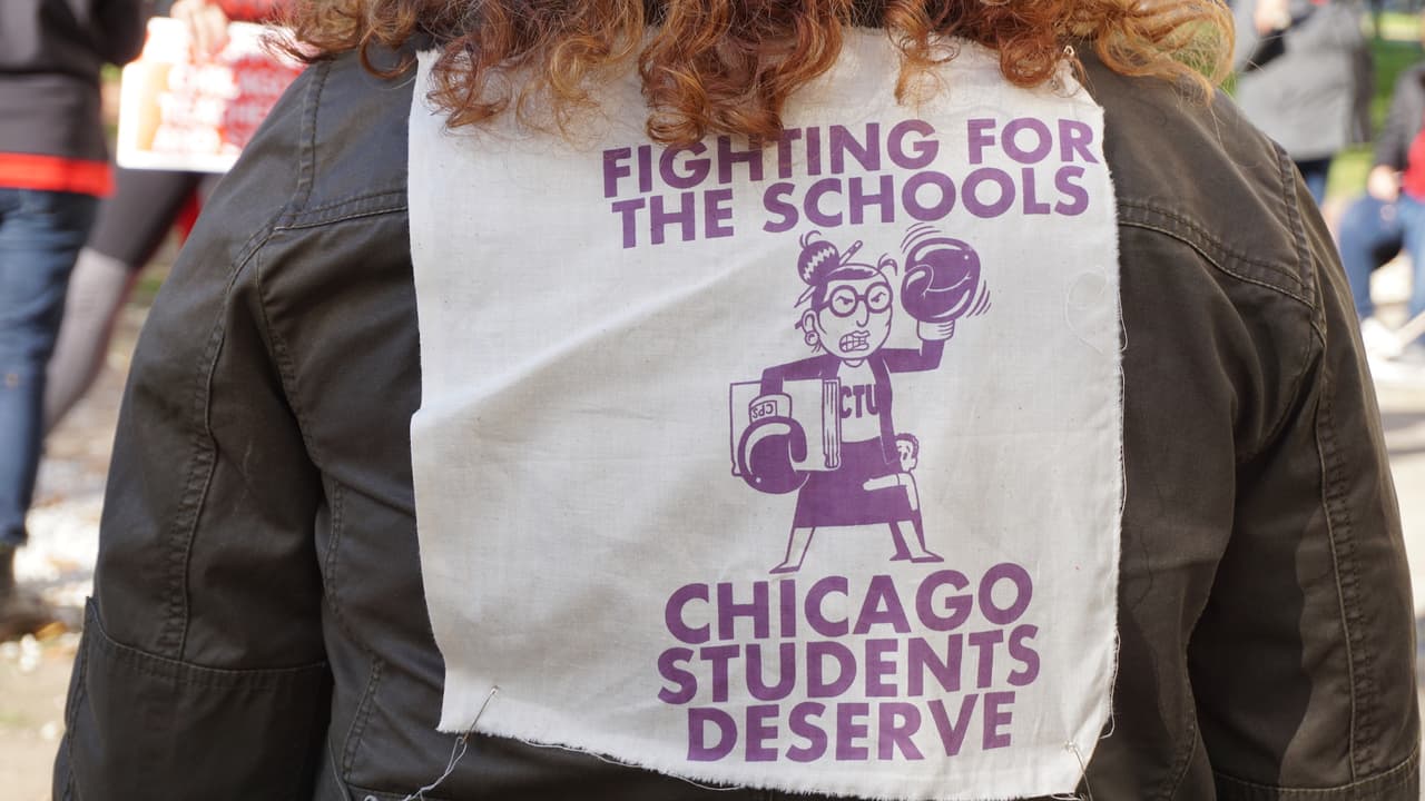 "Luchando por escuelas que merecen los estudiantes de Chicago".