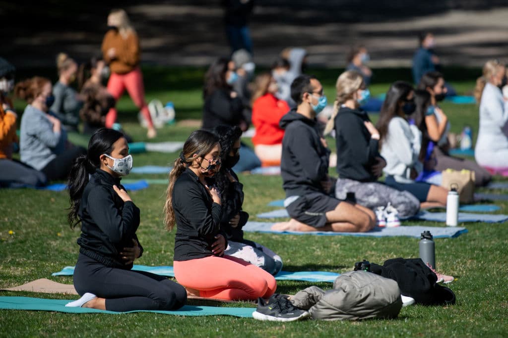 Guardando la distancia y con mascarillas, decenas participaron de la clase al aire libre en California.
<br>