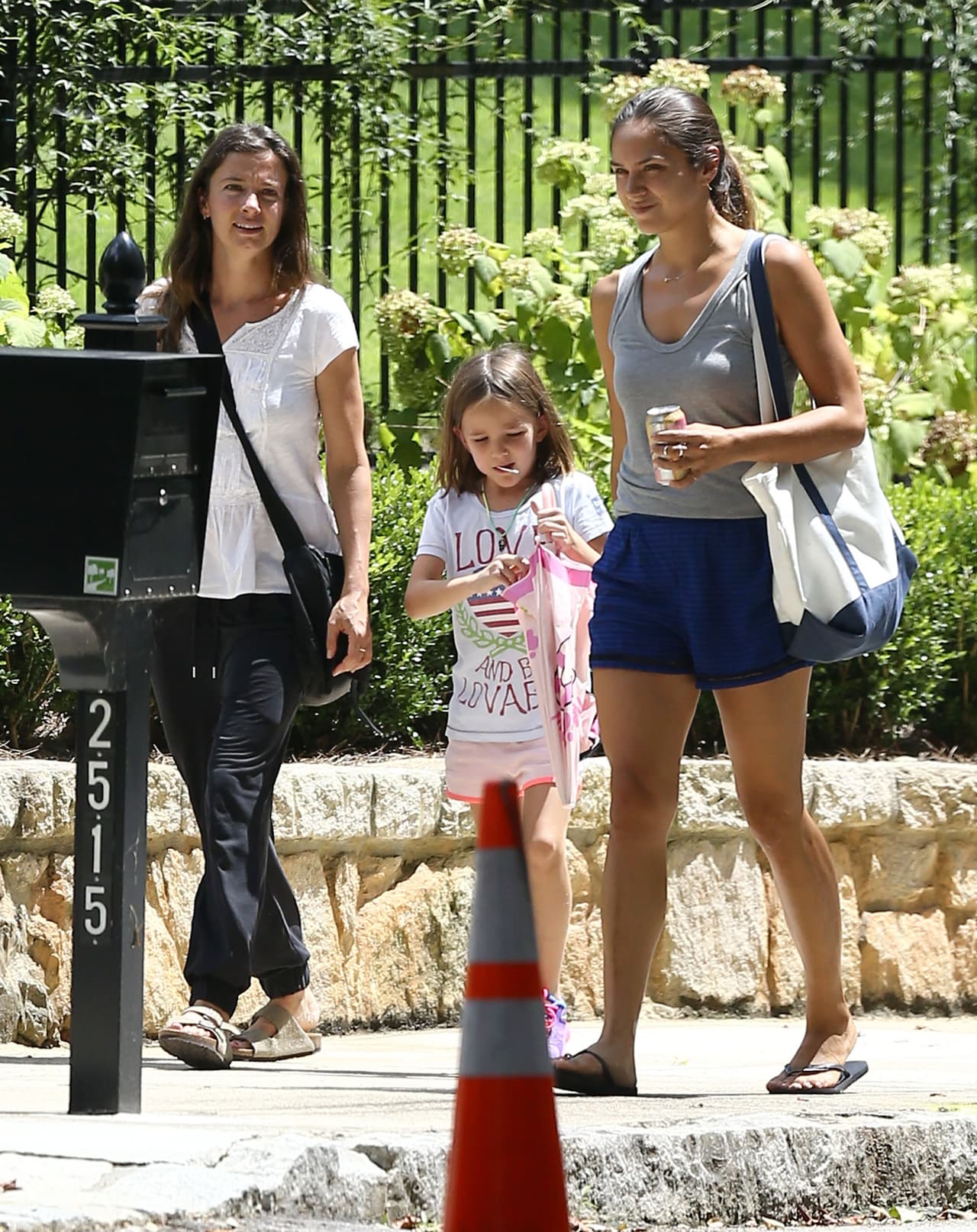 Y mientras las hijas de la famosa ex parejas paseaban con sus nuevas "nannys"...