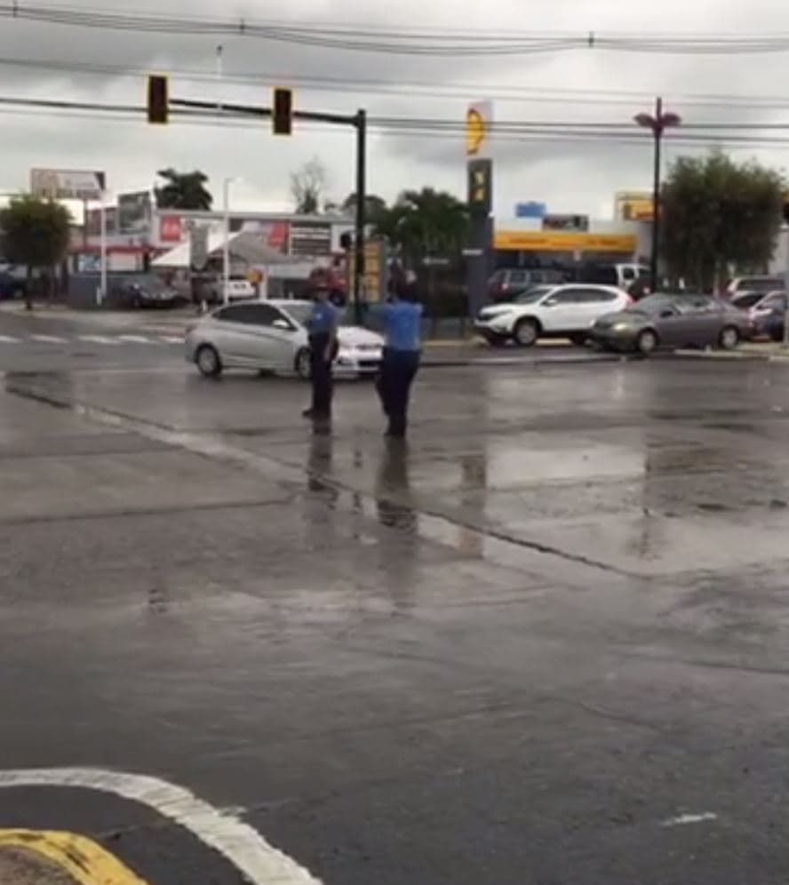 A lo largo y ancho de Puerto Rico se comparten imágenes de las personas felicitando a la Policía y brindándoles agua y otros suministros en agradecimiento a la gran labor que han realizado.