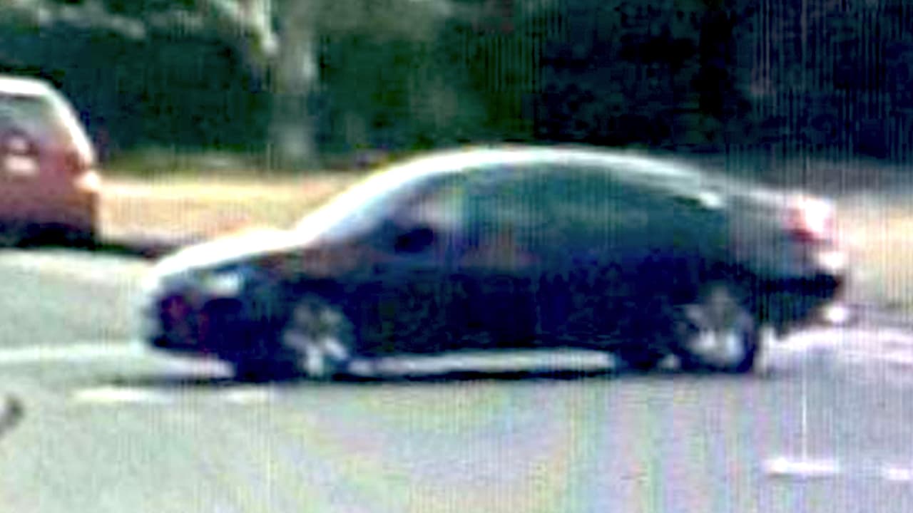 Buscan al conductor de este auto por atropellar a un capitán de bomberos y huir de la escena 