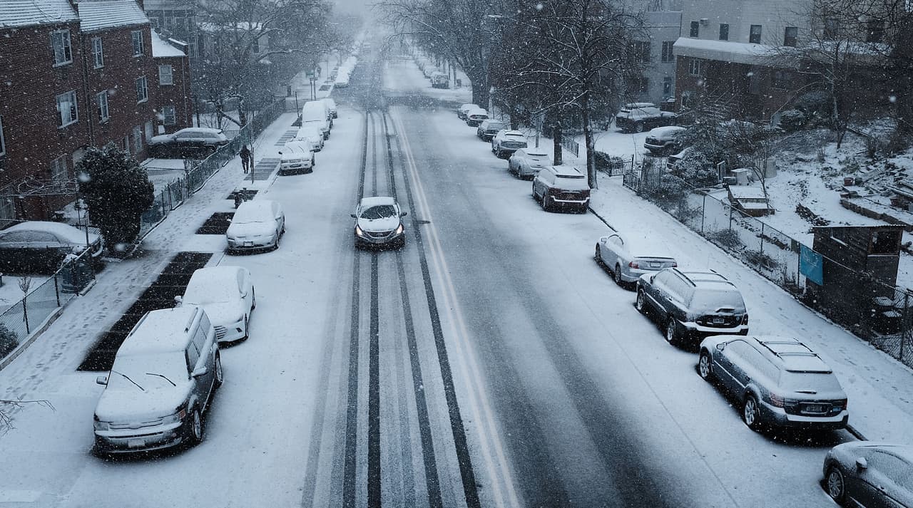 <b>Relacionado:</b>
<a href="https://www.univision.com/carros/consejos-de-carros/lo-que-nunca-dejar-carro-durante-el-invierno-fotos" target="_blank">Las 7 cosas que nunca debes dejar dentro del carro durante el invierno </a>