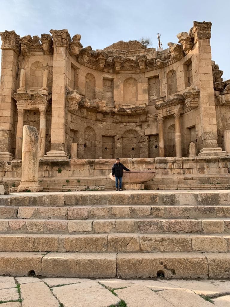 Tambi茅n estuvo en Jordania, visit贸 Petra y qued贸 maravillado de todas las construcciones de la antig眉edad.
