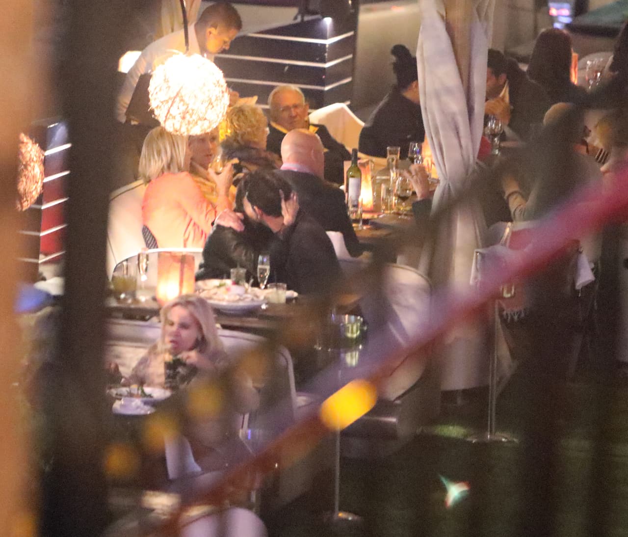 Adriana Lima rompió con el receptor de New England Patriots Julian Edelman hace sólo una semana. Sin embargo, se le vio besándose en un restaurante con el chico malo de los muchachos de Nueva York Mitch, Matt Harvey. Estas son las primeras fotos de la nueva pareja. La pareja llegó en yate y cenaron y tomaron champán por horas en el River Yacht Club el 15 de marzo de 2017, en Miami, Florida.