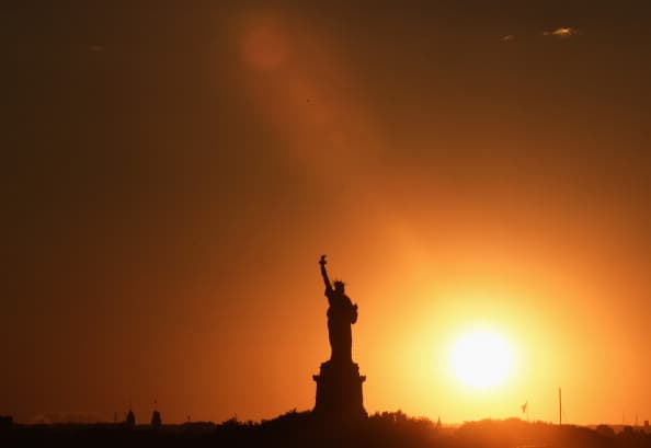 Los siete rayos de la corona de la Estatua representan los siete mares y continentes del mundo, cada una mide hasta 9 pies de largo y un peso de hasta 150 libras.