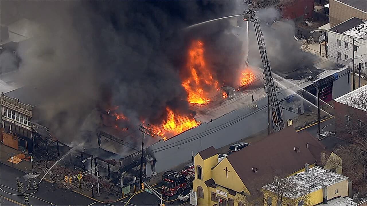 El fuego en un edificio de North Bergen en Nueva Jersey deja cinco bomberos heridos