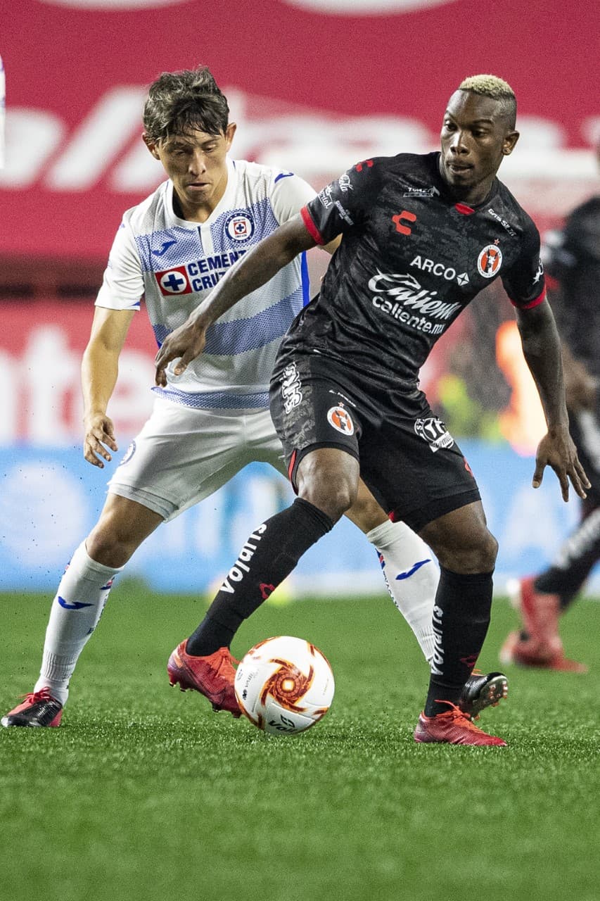 Con goles de Santi Giménez y Jonathan Rodríguez, la Máquina del Cruz Azul vence a los Xolos de Tijuana y regresan a casa con los tres punto y el liderato del torneo.