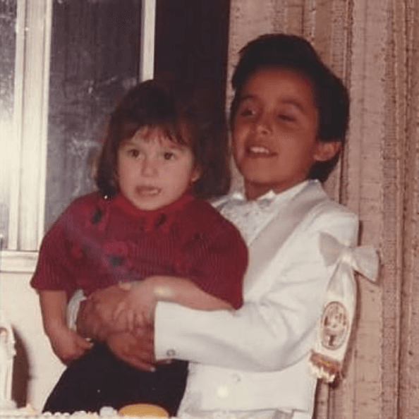 Actualmente está niña se ha convertido en toda una mujer y sigue los pasos de su famosa mamá, quien falleció en 2012. Es heredera además de un apellido que pesa dentro del regional mexicano. En esta foto su tío Gustavo la está cargando, pues desde 'chiquis' era demasiado inquieta.