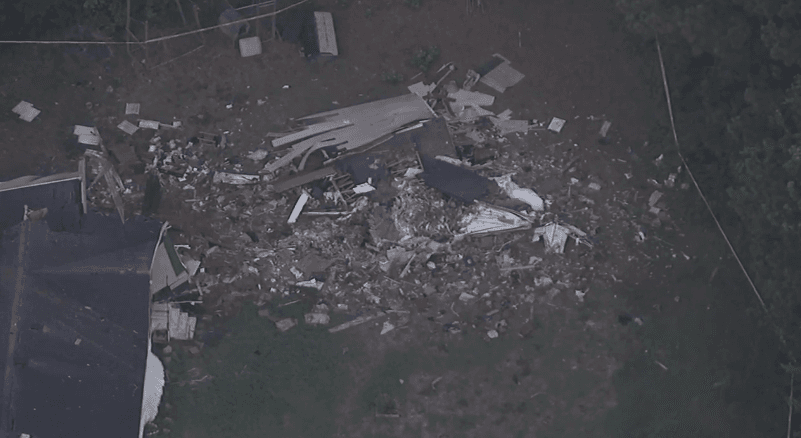 Reducida a escombros, quedó la casa donde se estrelló un avión en Carolina del Norte