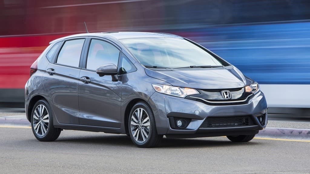 <b>9. Honda Fit 2017</b>: El versátil subcompacto de Honda ofrece eficiencia extrema en la utilización de su espacio interior y la calidad e ingeniería superiores típicas de los modelos Honda. Su 
<b>precio inicial de 16,090 dólares</b> da espacio para elegir unas cuantas opciones sin sobrepasar los 18,000 dólares.