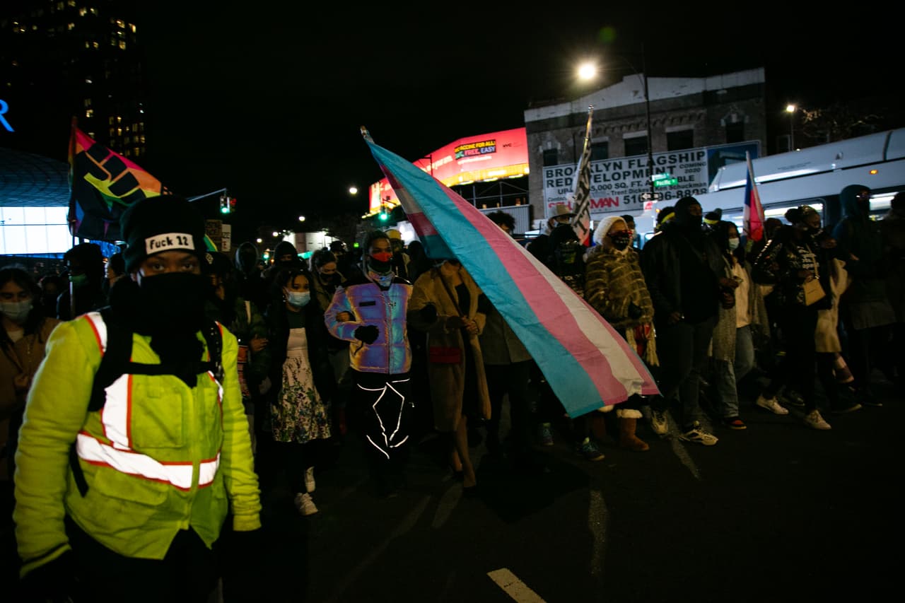 La policía dice que los manifestantes bloquearon el tráfico, arrojaron botellas y destrozaron propiedades