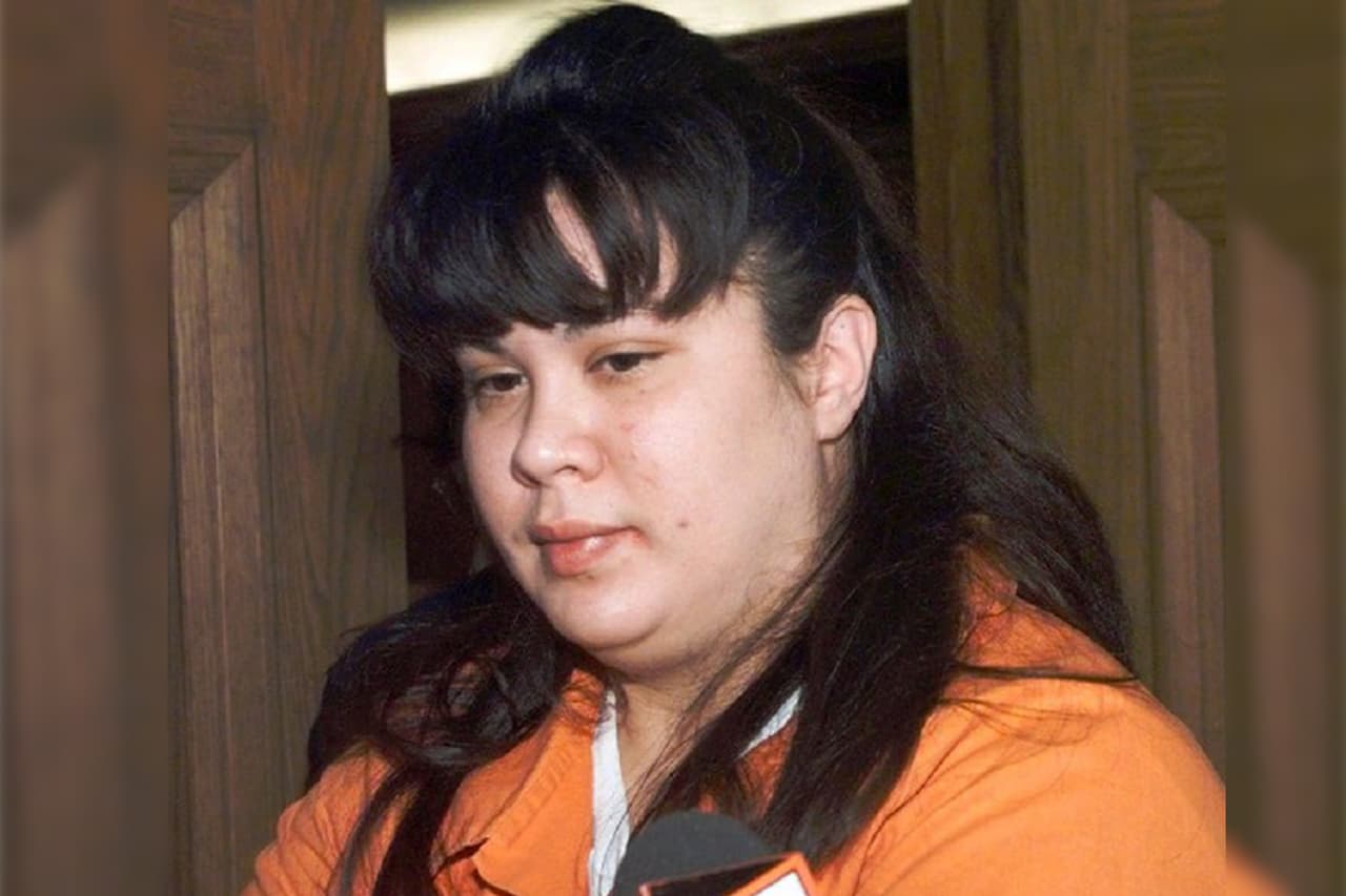 <b>Christina Marie Riggs, ejecutada con inyección letal el 3 de mayo de 200 en Arkansas.</b> Riggs no apeló la condena y pidió ser ejecutada. El inicio del proceso se retrasó durante 18 minutos cuando el personal de la prisión no pudo encontrar una vena adecuada en sus codos. Finalmente, Christina Marie Riggs aceptó las peticiones de los verdugos de poner las agujas en sus muñecas. 
<br>