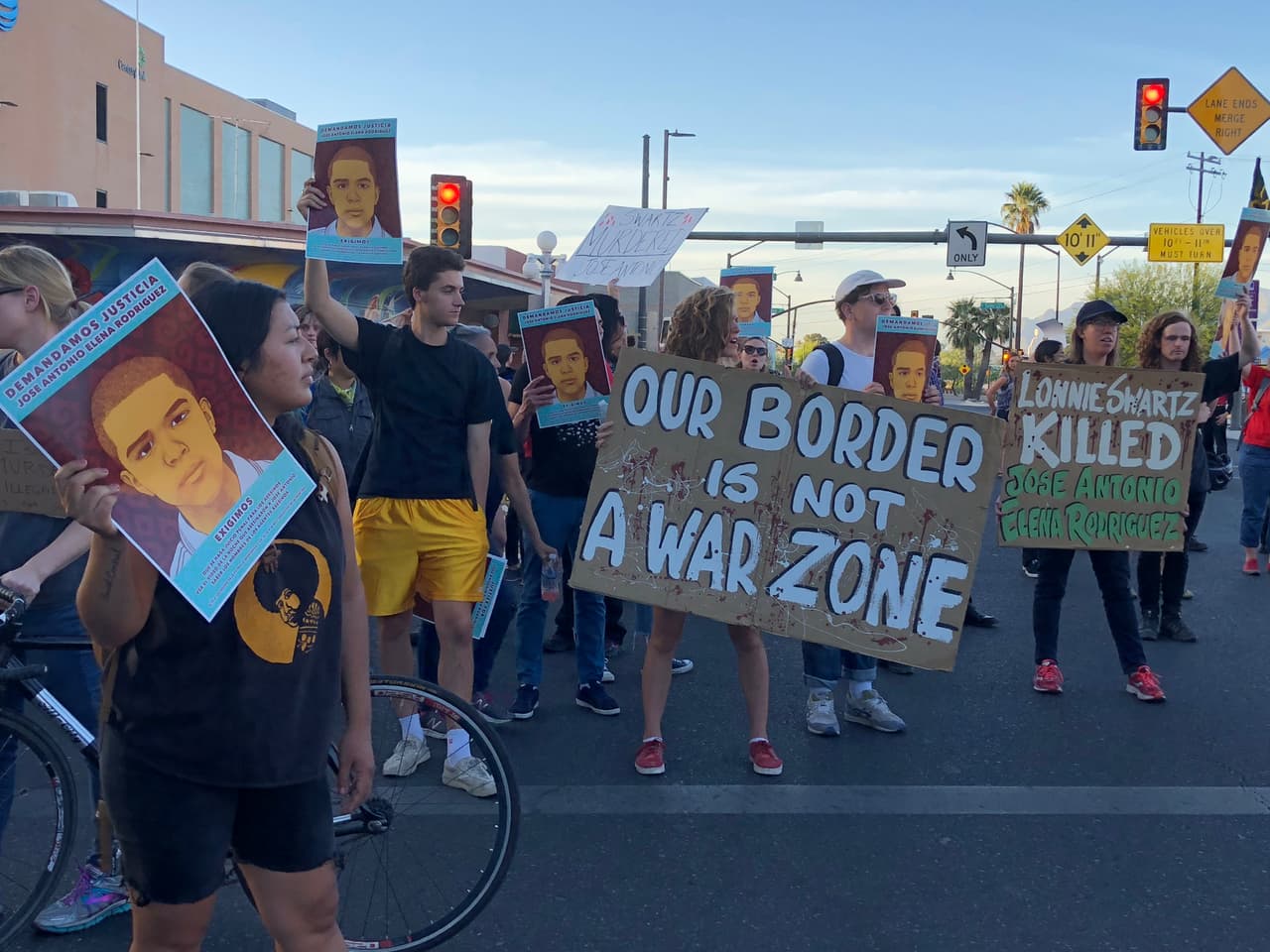 Con carteles pidiendo justicia para José Antonio Elena, el joven de 16 años que murió en el tiroteo transfronterizo, los protestantes gritaron consignas en contra de la Patrulla Fronteriza.