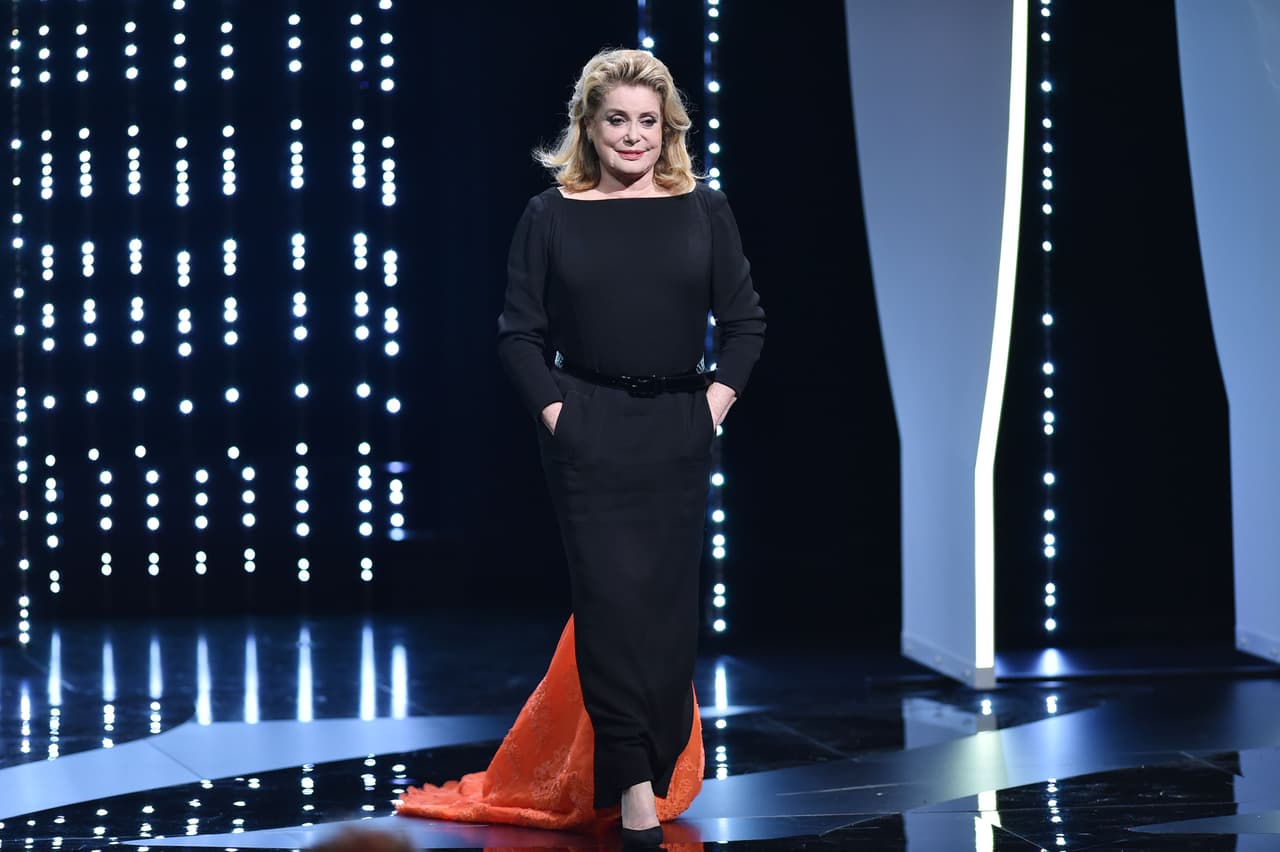 Lejos de la doble personalidad que mostró el año pasado, cuando apareció con un vestido que se debatía entre ser un 'suit' masculino y un rosado vestido femenino, la emblemática actriz Catherine Deneuve deslumbró en la gala de los Cannes con un sobrio vestido negro, de cola naranja y bolsillos. La simpleza de su traje, su cuello bandeja y el ligero cinturón le dieron un toque de vanguardia.