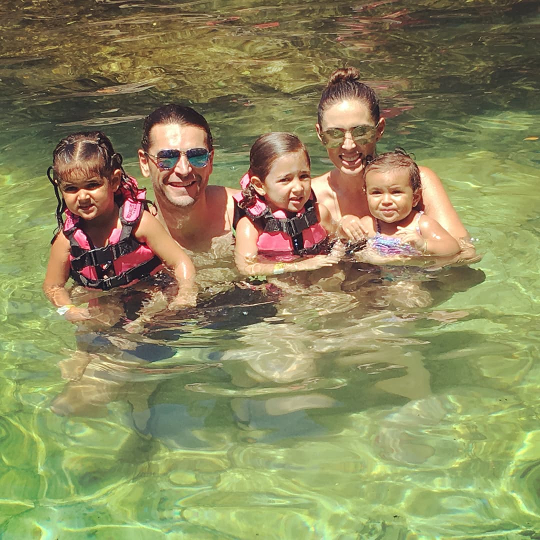 Jacqueline, Carolina y Renata son las pequeñas hijas de la actriz y conductora, a quienes siempre presume en redes sociales.