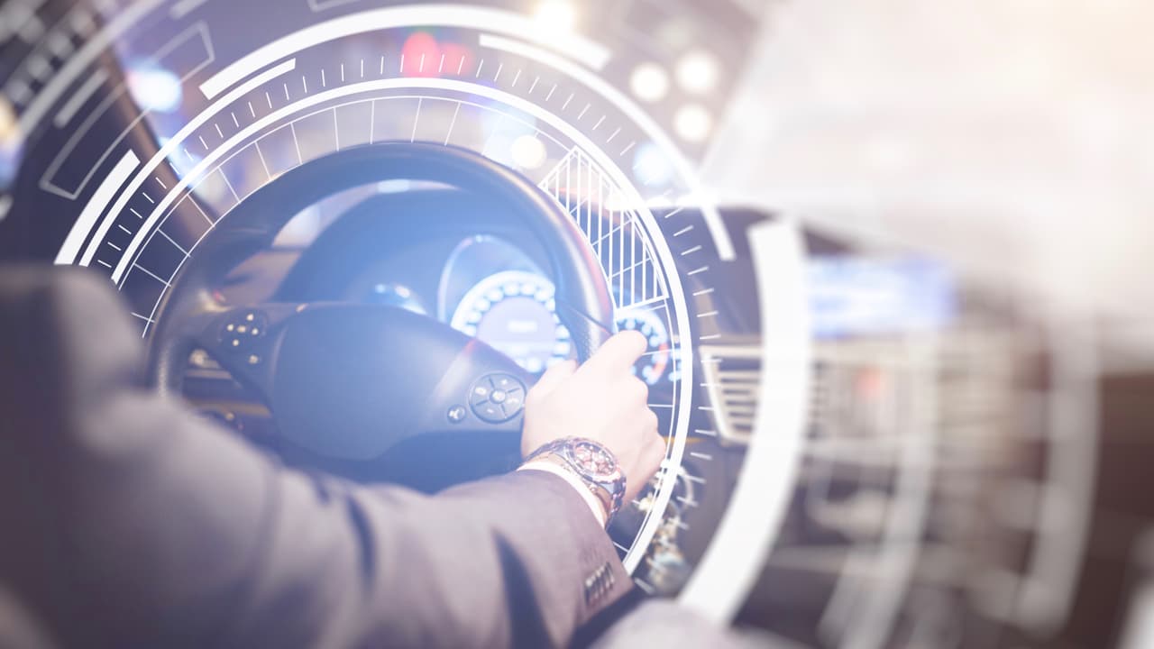 <b>La tecnología de seguridad no ayuda.</b>
<br>
<br>¿Crees que tu flamante auto nuevo con 
<a href="https://www.univision.com/noticias/autos/eeuu-autos-frenaran-solos-a-partir-de-2022" target="_blank">frenos automáticos de emergencia</a>, control de tracción e incontables bolsas de aire va a bajar el costo de tu póliza de seguros? Piensa de nuevo, porque el estudio determinó que los dispositivos de seguridad casi nunca afectan el precio de la póliza, y cuando lo hacen el descuento es mínimo.