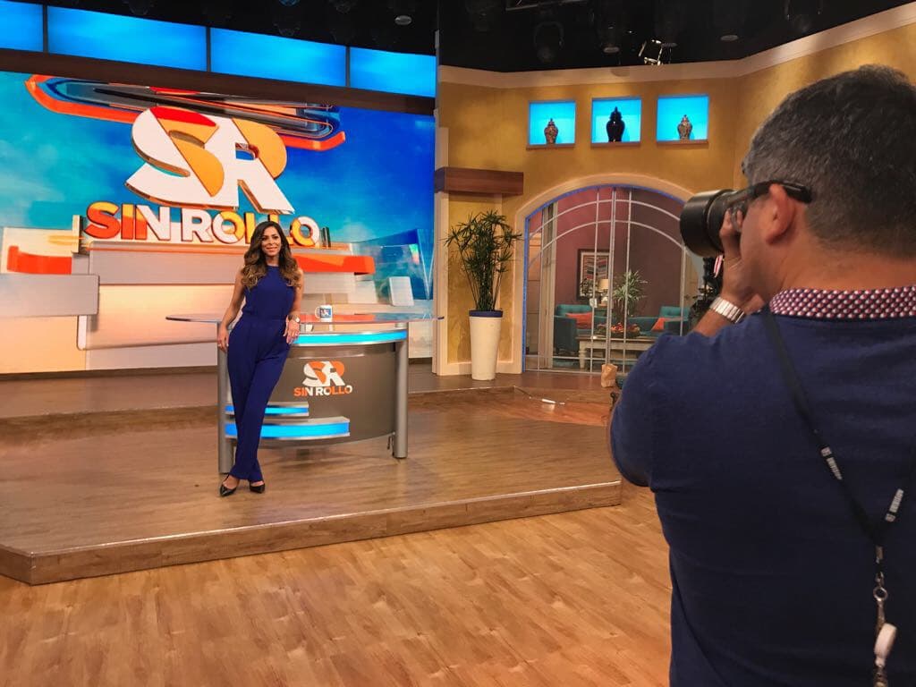 Una más cerquita del escritorio donde la vemos hablando Sin Rollo.