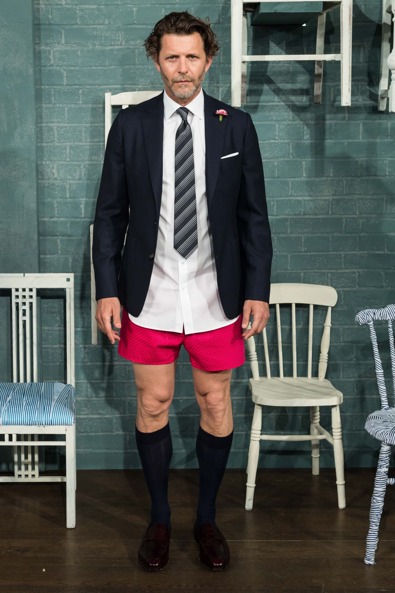 No importa cuán serio se vea papá, a pesar de que lleve un traje al corte azul índigo y que combine las medias con el color exacto de su pantalón, la apuesta de la marca inglesa Thomas Pink es que puede llevar un toque de contraste, rebeldía y color en su interior.