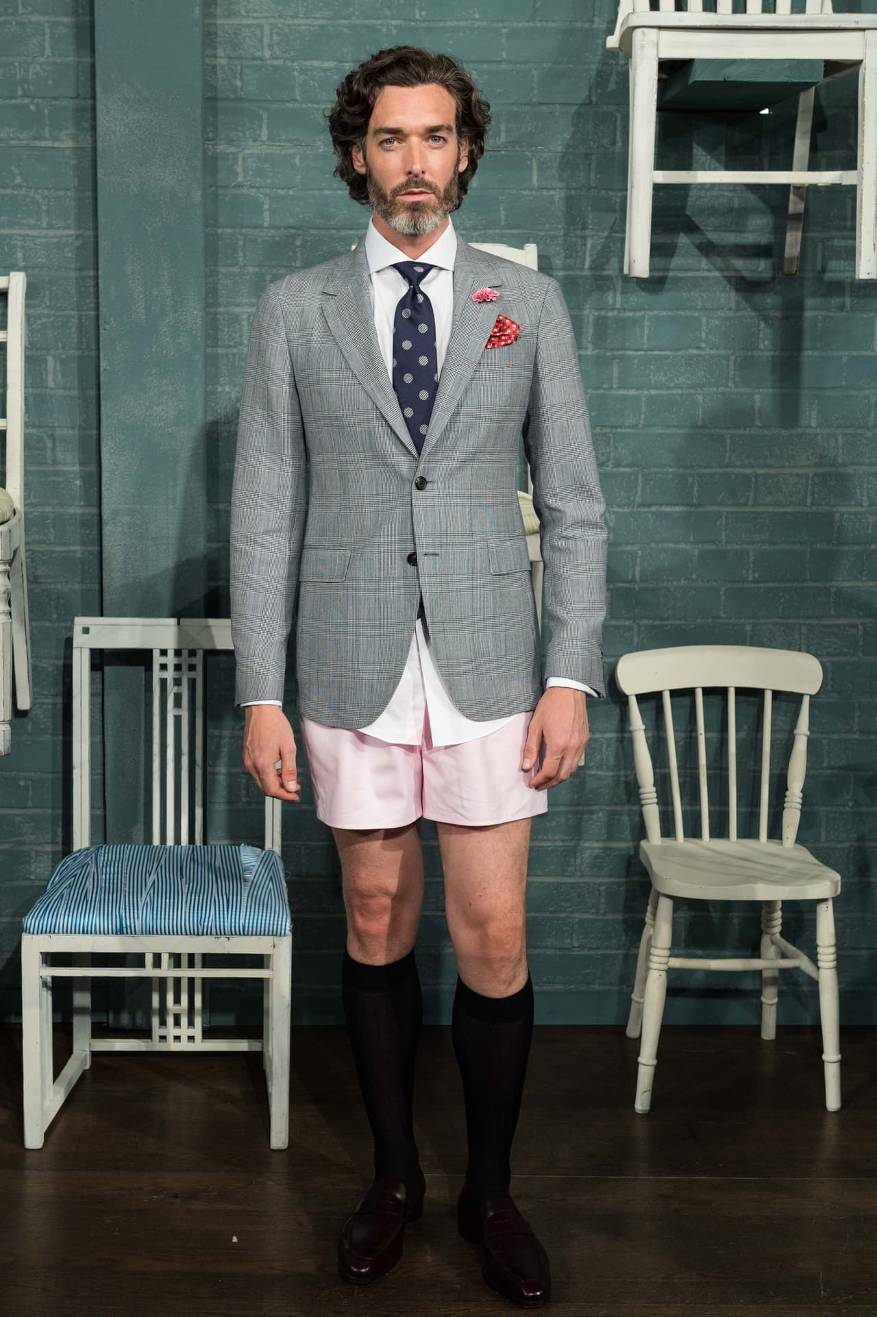 Hace rato que el color rosa se sacudió de su relación exclusiva con el clóset femenino. Por eso, después de conquistar las camisas y los pantalones de papá es hora de que dé su gran salto a su ropa interior.